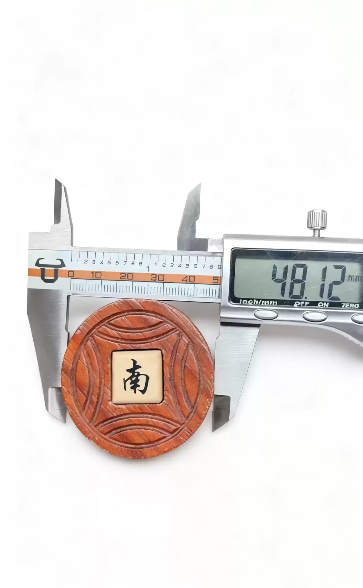 Wooden mahjong wind indicator in beige solid wood (4 of 5)